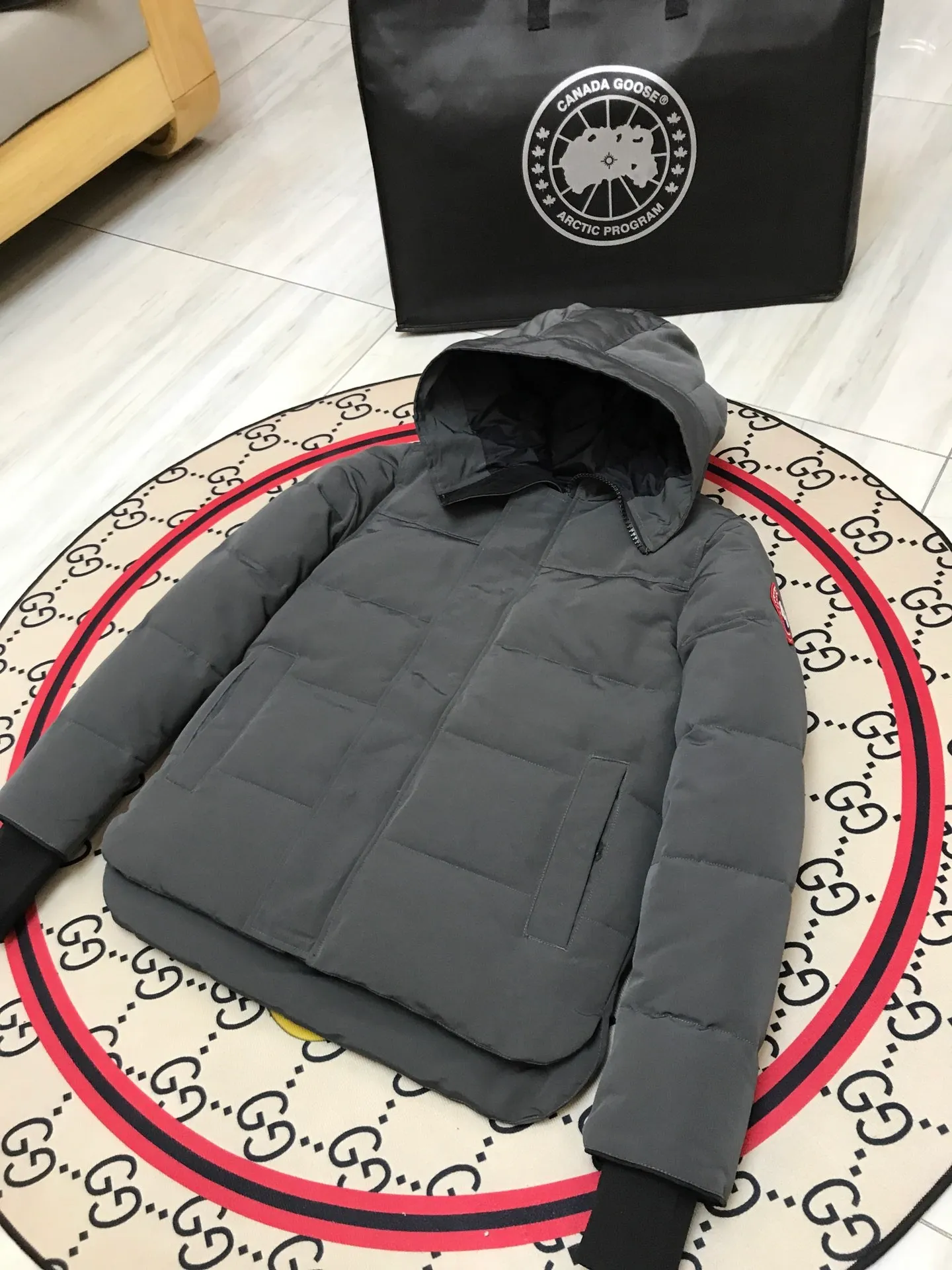 P660 counter quality 🇨🇦canada goose""🇨🇦millan parka 17 styles for men and women, short style without fur collar, chosen by Arctic and Antarctic expedition teams as winter wear, the Rolls Royce of down jackets. ➖ Industry-leading anti-counterfeiting chip sensing. ➖ Imported Behringer embroidery machines and customized embroidery labels, the highest level and industry leading. ➖ Imported Korean 21-count polyester-cotton blended original fabric, tc85 waterproof coating fabric, water-repellent, windproof and wear-resistant. ➖ The new national standard 80 white duck down is filled with an average of 520 grams of down. The amount of down filled is industry-leading. ➖ 100% nylon lon lining with double double-layer sealing design to prevent velvet running, seamless thread design on cuffs! ➖ Western Canadian Green Wolf Collar. ➖ Yoshida ykk provides original custom-made electroplated sliders. The ykk two-way lockable zipper is tight and smooth and does not peel off paint. ➖ 3m composite Velcro is durable, and all accessories and hardware are custom-made. Note: Our copywriting is only simple and clear. Instead of bragging about the copywriting, it is better to compare and understand with samples. Only for the purest, most focused, most professional, highest quality, and highest sex!